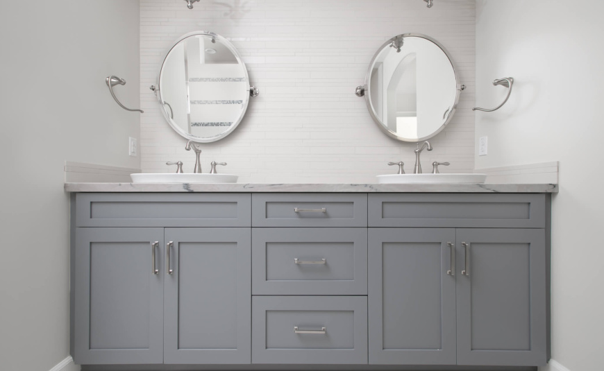 Custom_Bathroom_Transitional_Wood_PTShaker_PaintGradeWood_GrayPaint_01